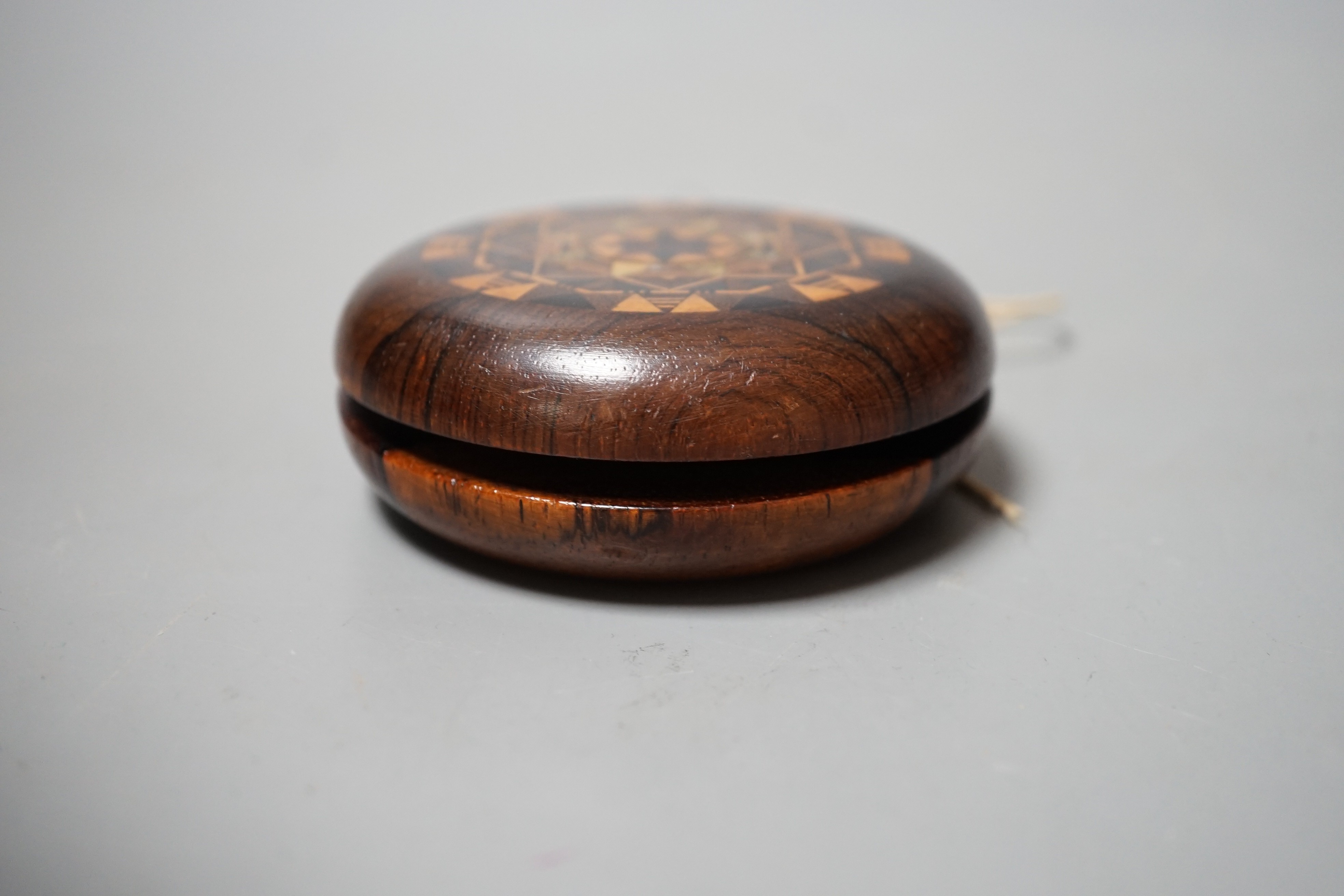 A Tunbridge ware rosewood and half square mosaic yo-yo, c.1830-50, 8cm diameter